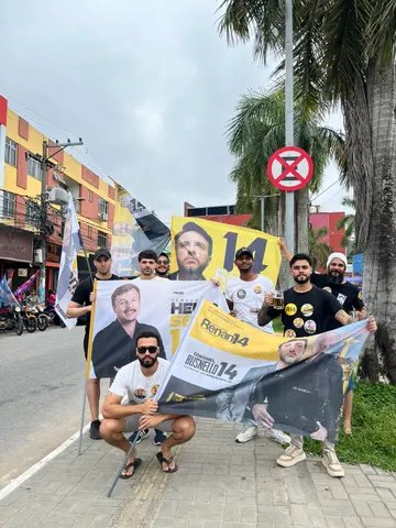 Grupo reunido com bandeiras e faixas na rua