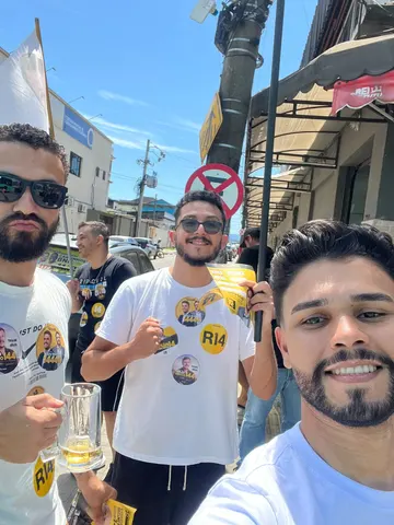 Participantes com bandeiras durante uma ação de rua em Queimados