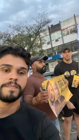 Participantes com material de campanha durante o dia