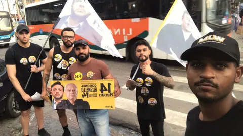 Grupo com bandeiras e faixas em uma ação de rua