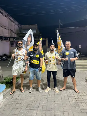 Participantes com bandeiras em uma ação noturna