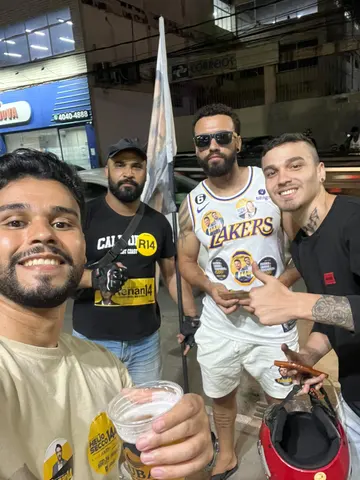 Participantes reunidos durante uma ação à noite