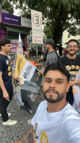 Participantes com bandeiras durante uma ação de dia