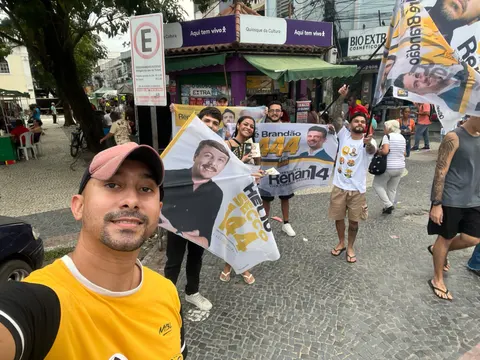 Registro da equipe com bandeiras em uma ação de rua