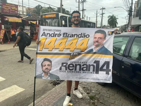 Participante segurando uma faixa de campanha na rua