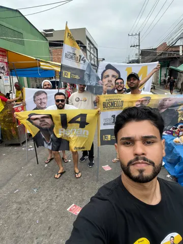 Grupo com faixas durante uma ação na rua