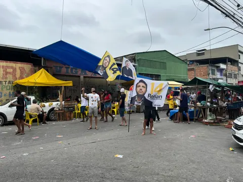 Ação de campanha junto às barracas e ao comércio de rua