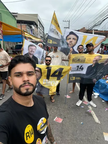Participantes com faixas e bandeiras em uma ação de rua
