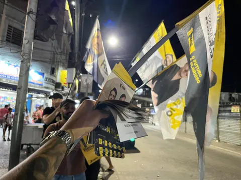 Distribuição de material de campanha durante uma ação noturna