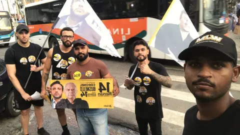 Registro da equipe com bandeiras e faixas