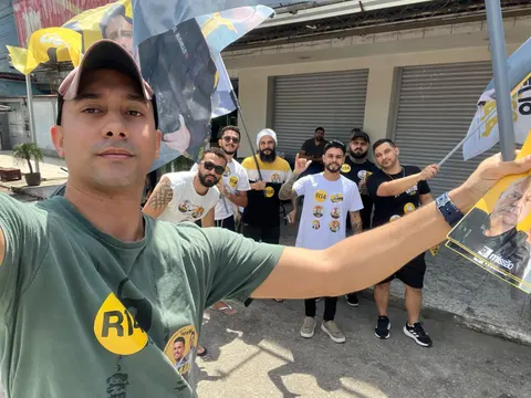 Participantes reunidos diante de um comércio