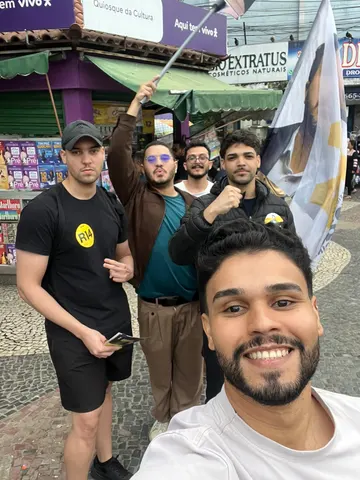 Registro da equipe reunida com bandeiras