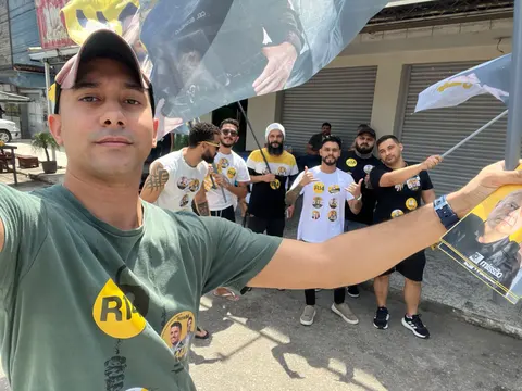 Grupo com bandeiras e material de campanha em uma ação de rua