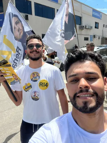 Registro dos participantes com bandeiras na rua