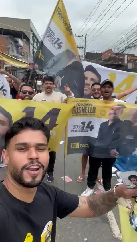 Vídeo dos participantes com bandeiras e uma faixa durante uma ação de rua