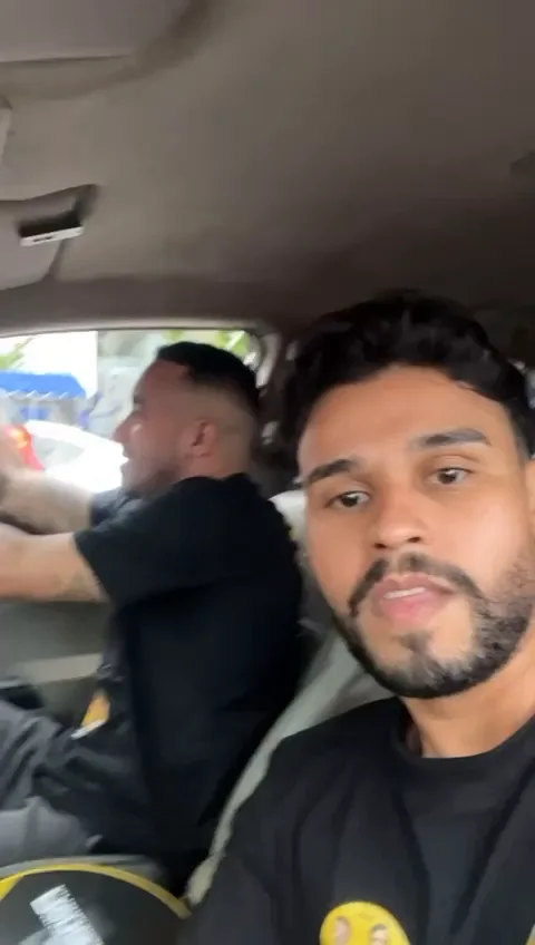 Participantes no interior de um veículo durante a carreata