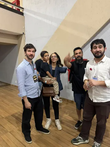 Participantes reunidos em um espaço do congresso