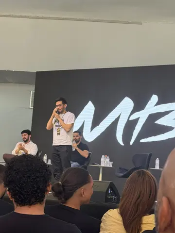 Apresentação no palco durante o congresso