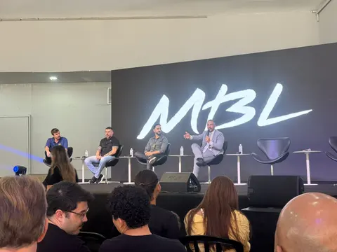 Participantes de uma apresentação no palco do congresso
