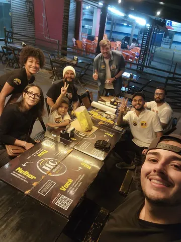 Participantes reunidos à mesa no Happy Hour