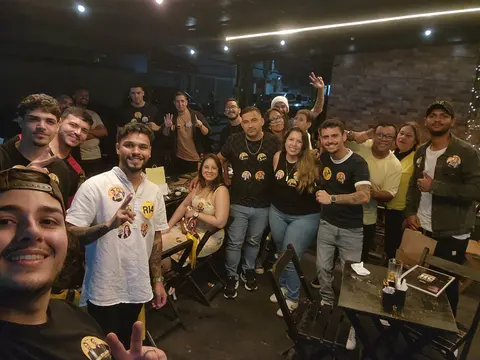 Grupo reunido para uma foto durante o Happy Hour