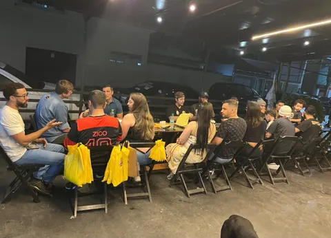 Participantes sentados às mesas durante o encontro