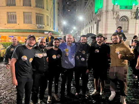 Grupo reunido durante a manifestação no Centro do RJ