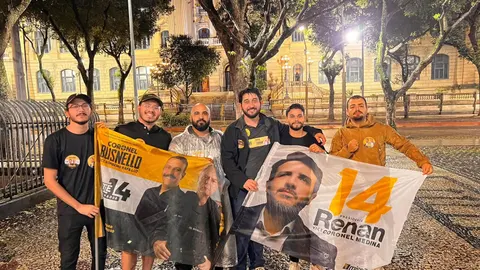 Participantes reunidos com uma faixa durante a manifestação