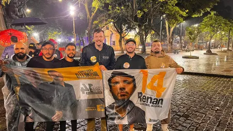 Registro dos participantes com faixa na manifestação