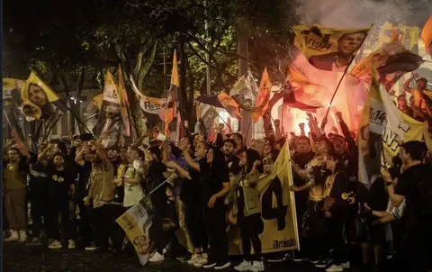 Participantes e bandeiras durante o ato no Centro do RJ