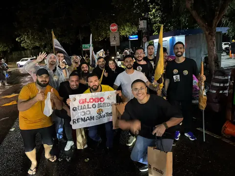 Foto principal da equipe durante a manifestação em frente à Globo