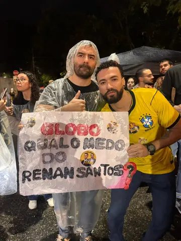 Registro dos participantes durante a manifestação em frente à Globo