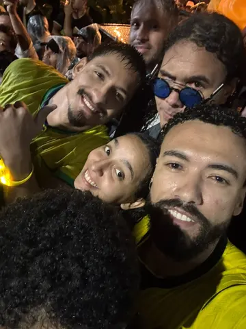 Registro dos participantes durante a manifestação em frente à Globo