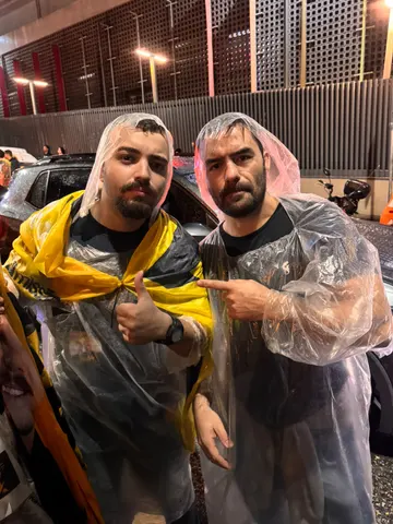 Registro dos participantes durante a manifestação em frente à Globo