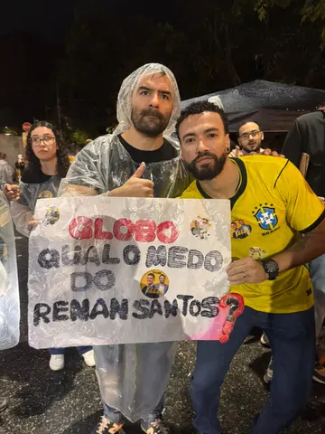 Registro dos participantes durante a manifestação em frente à Globo