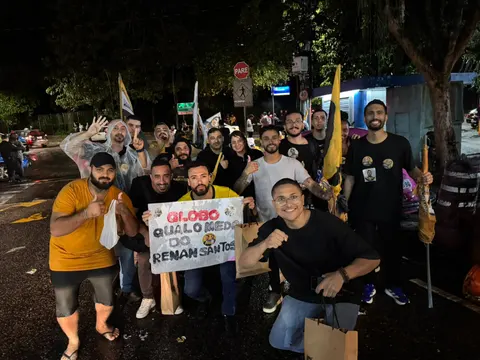 Registro dos participantes durante a manifestação em frente à Globo