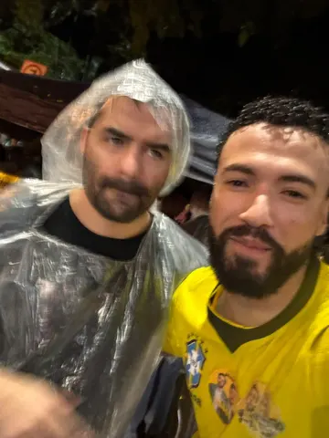 Registro dos participantes durante a manifestação em frente à Globo