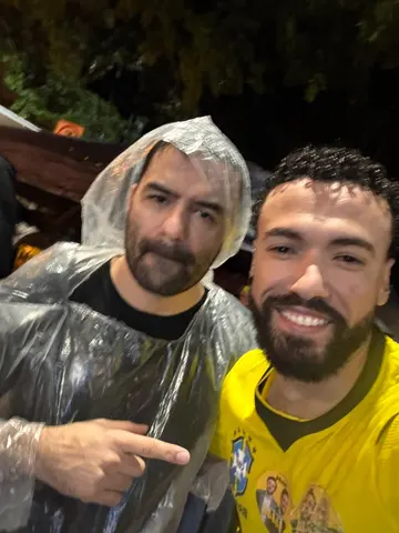 Registro dos participantes durante a manifestação em frente à Globo