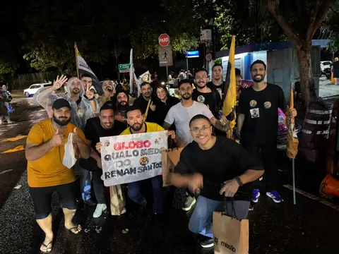 Registro dos participantes durante a manifestação em frente à Globo
