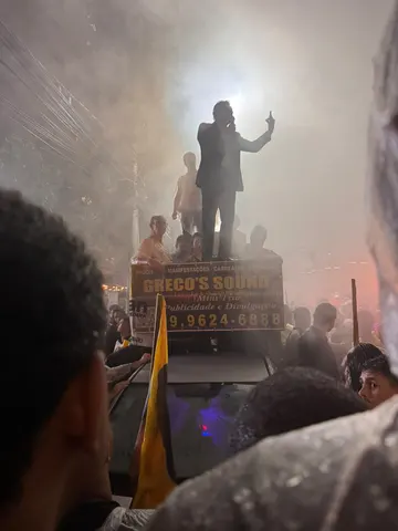 Registro dos participantes durante a manifestação em frente à Globo