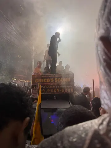 Registro dos participantes durante a manifestação em frente à Globo