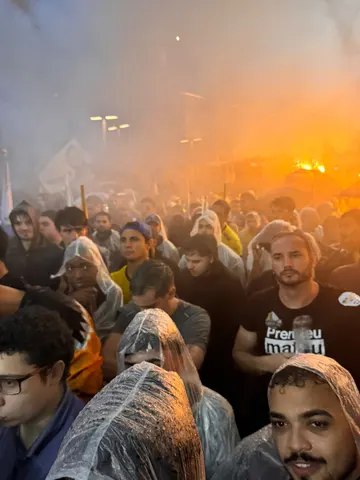 Registro dos participantes durante a manifestação em frente à Globo