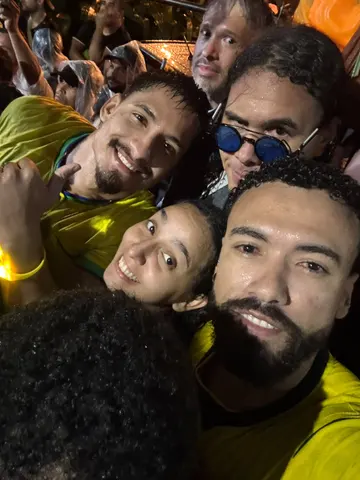Registro dos participantes durante a manifestação em frente à Globo