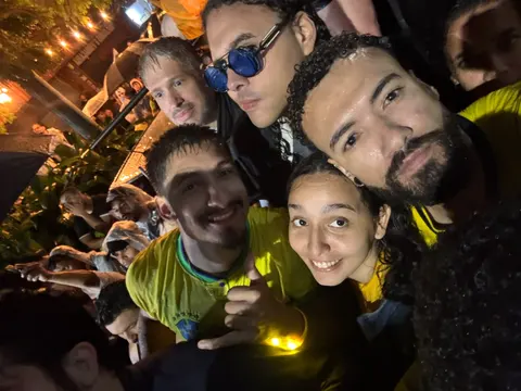 Registro dos participantes durante a manifestação em frente à Globo