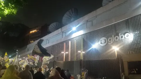 Registro dos participantes durante a manifestação em frente à Globo