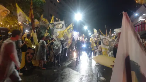 Registro dos participantes durante a manifestação em frente à Globo