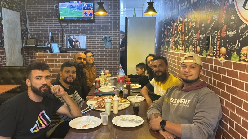 Participantes da primeira reunião do grupo Missão Queimados à mesa no Dido Burgers, em 4 de julho de 2026