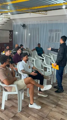 Participantes durante a primeira reunião com André Brandão