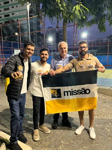 Participantes reunidos com uma bandeira ao final do encontro