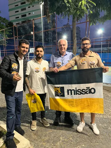 Grupo com uma bandeira durante a reunião